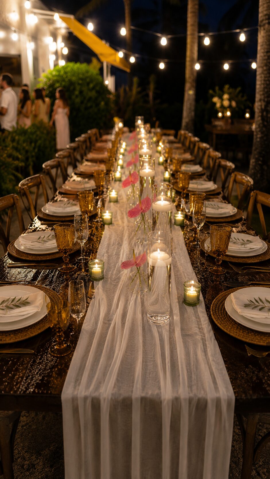 Mesa de jantar comprida iluminada por velas durante a noite