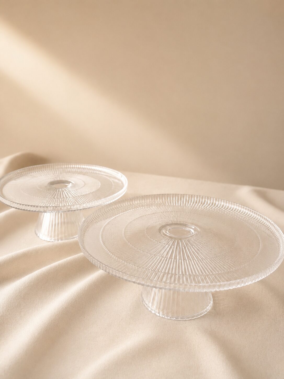 Boleiras de vidro empilhadas para mesa de doces
