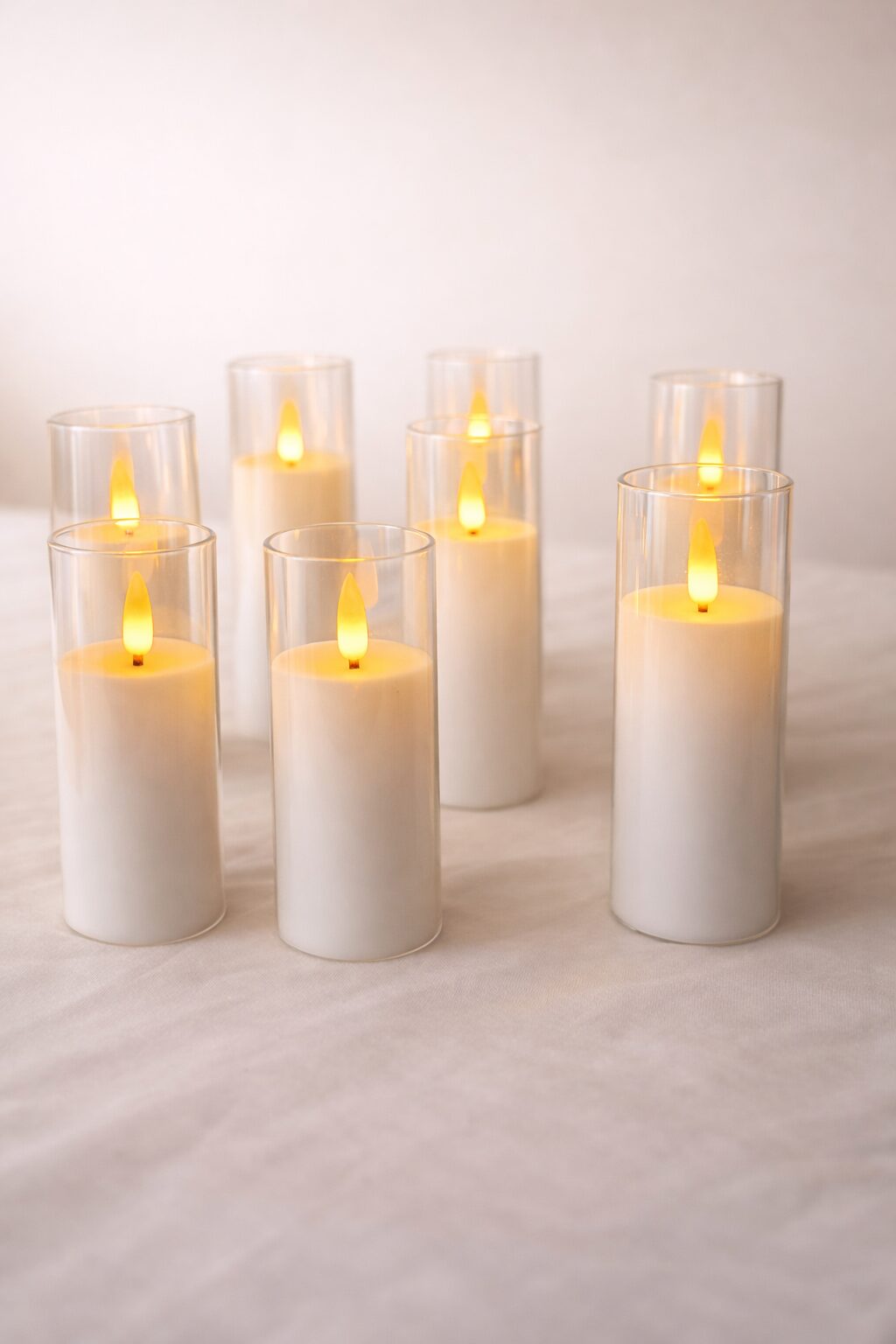 Velas pilar de LED dentro de cilindros de vidro transparente