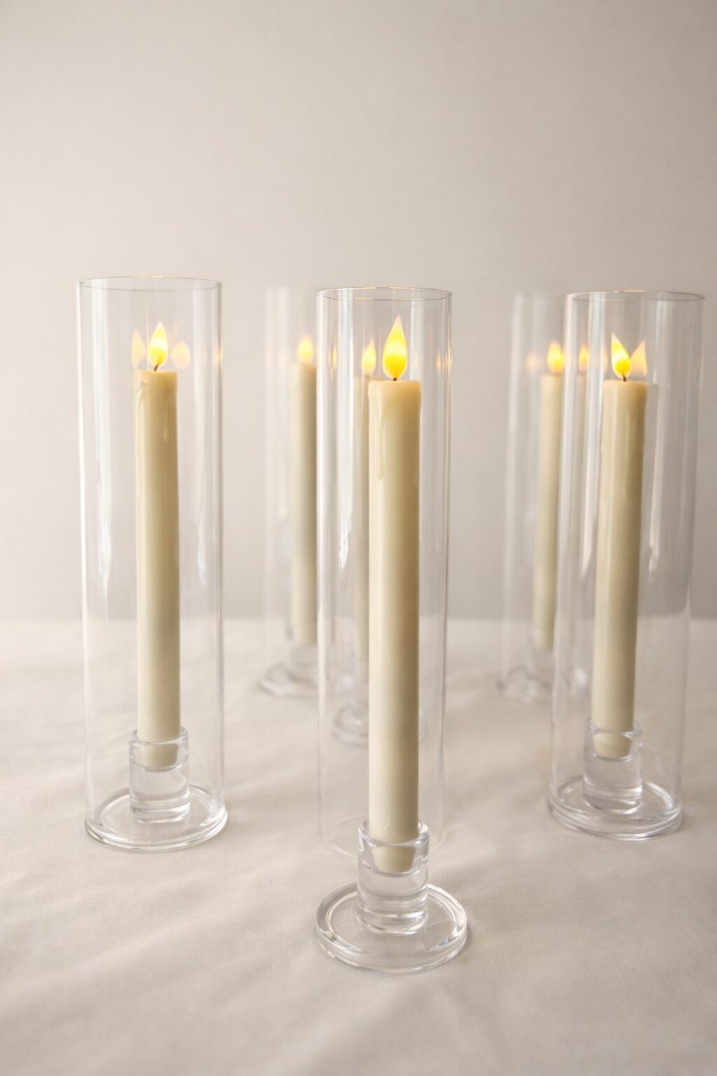 Cilindros tipo hurricane com velas taper cor creme