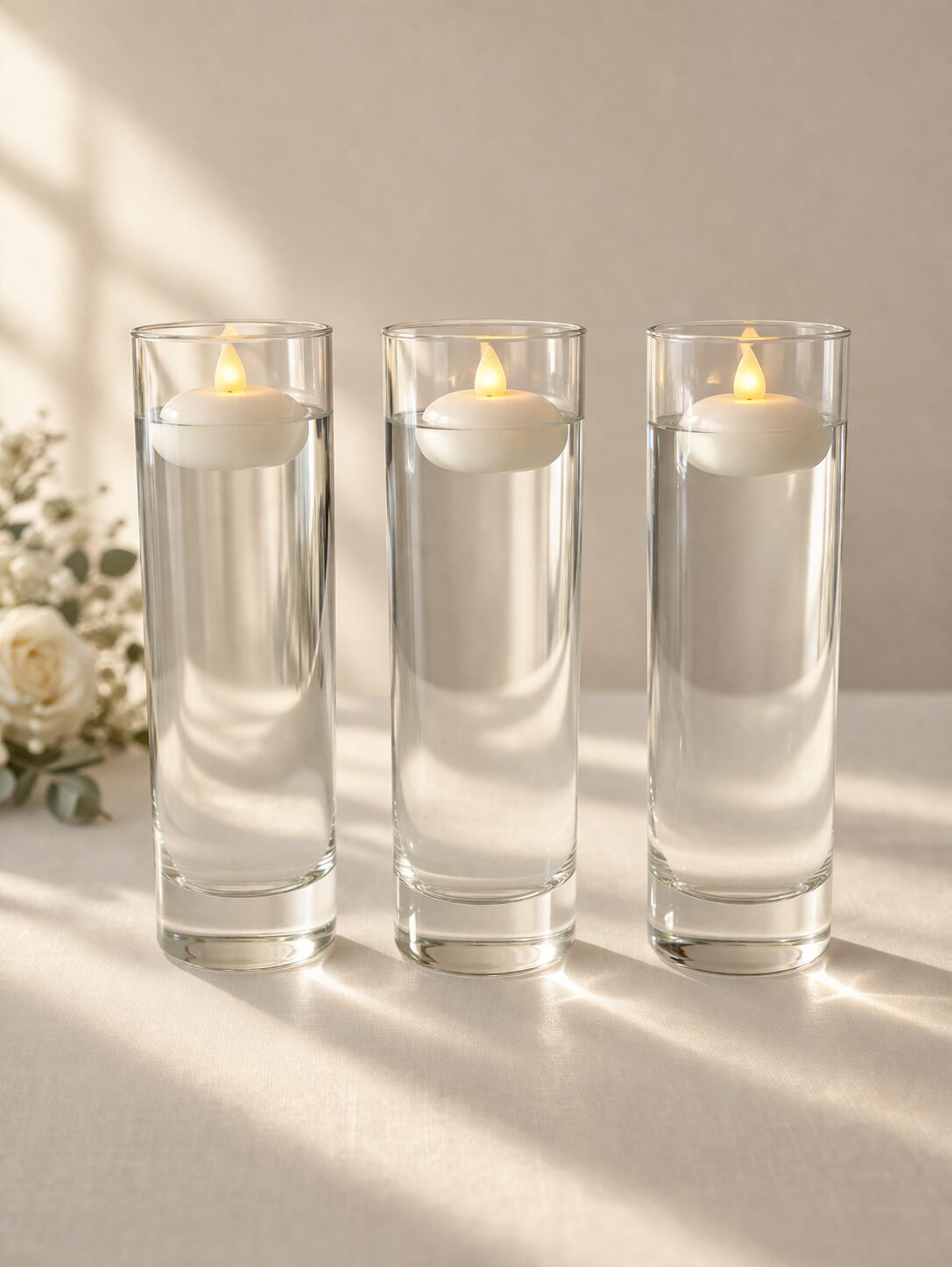 Velas flutuantes iluminadas por luz natural suave